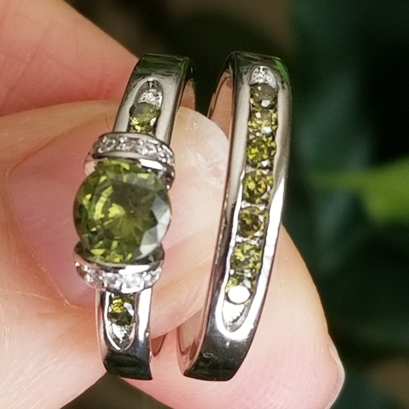 Independent Jewelry - Beautiful Simulated Peridot Ring Set Size 10